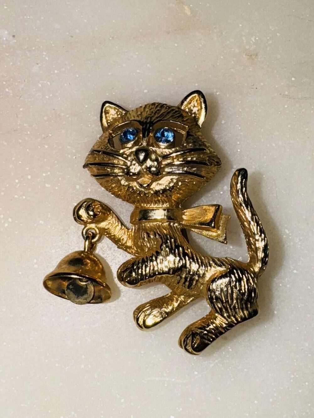 Vintage Cat Kitten Ringing Bell Avon Gold Tone Brooch Pin Blue Rhinestone Eyes